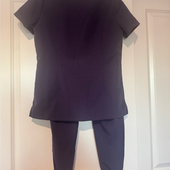 Figs Deep Purple Scrub set top XS and jogger pants XS petite - Picture 4 of 5